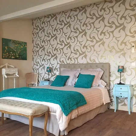 Couette-café Saint Genes - Chambres Et Table D'hotes