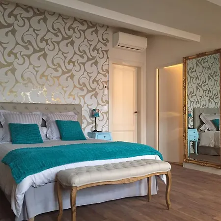 Couette-café Saint Genes - Chambres Et Table D'hotes