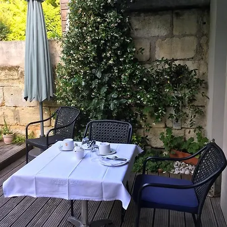 Couette-café Saint Genes - Chambres Et Table D'hotes *